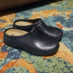 Quark nursing clogs